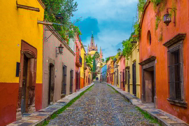 Cobblestone street leading to the Parroquia de San Miguel Arcángel cathedral in San Miguel de Allende, Mexico